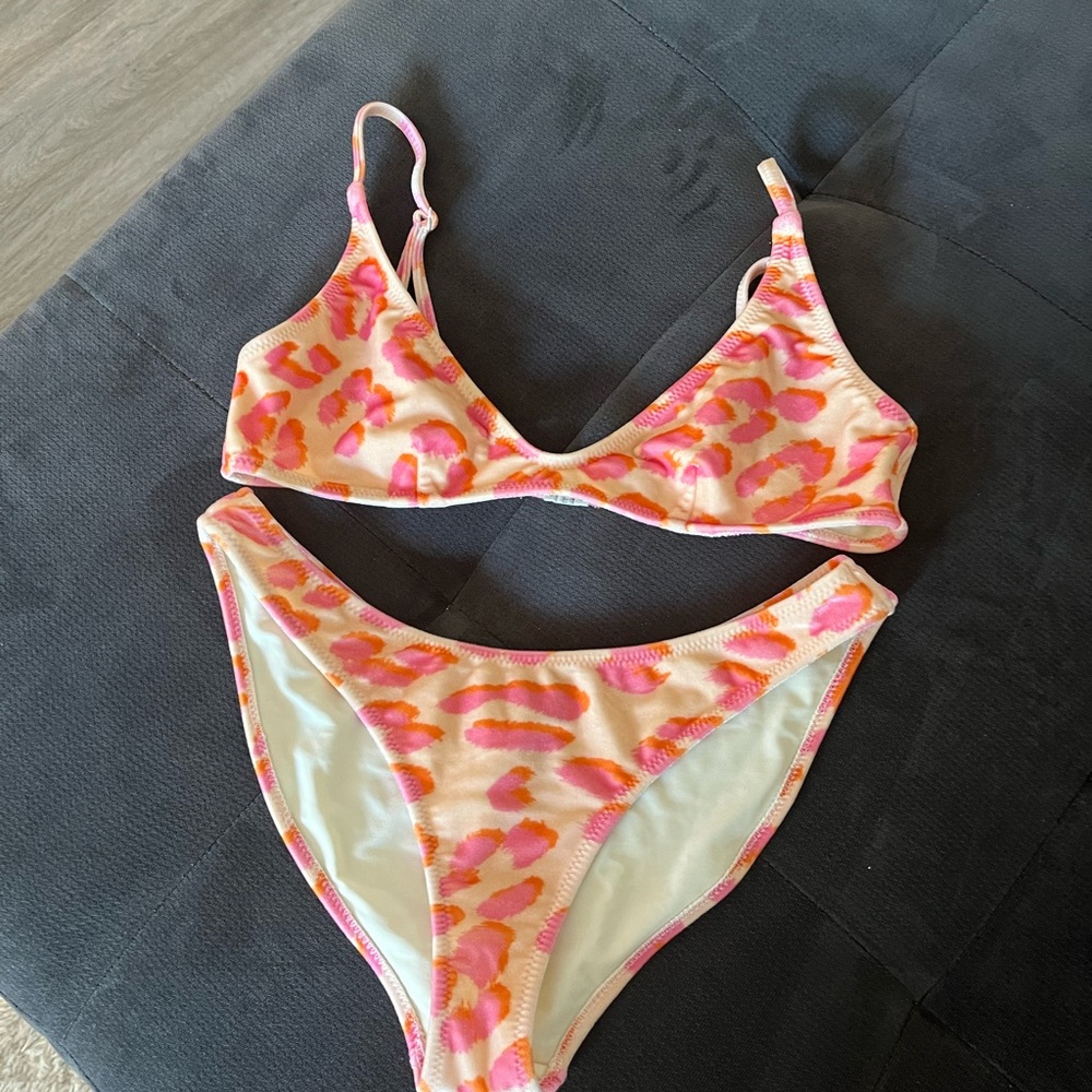 Triangl Maia- Pearl , Top Size L Large, Bottom M Medium Normal cut ..Worn Once